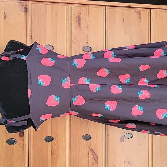 Strawberry dress - Picture 4 of 5